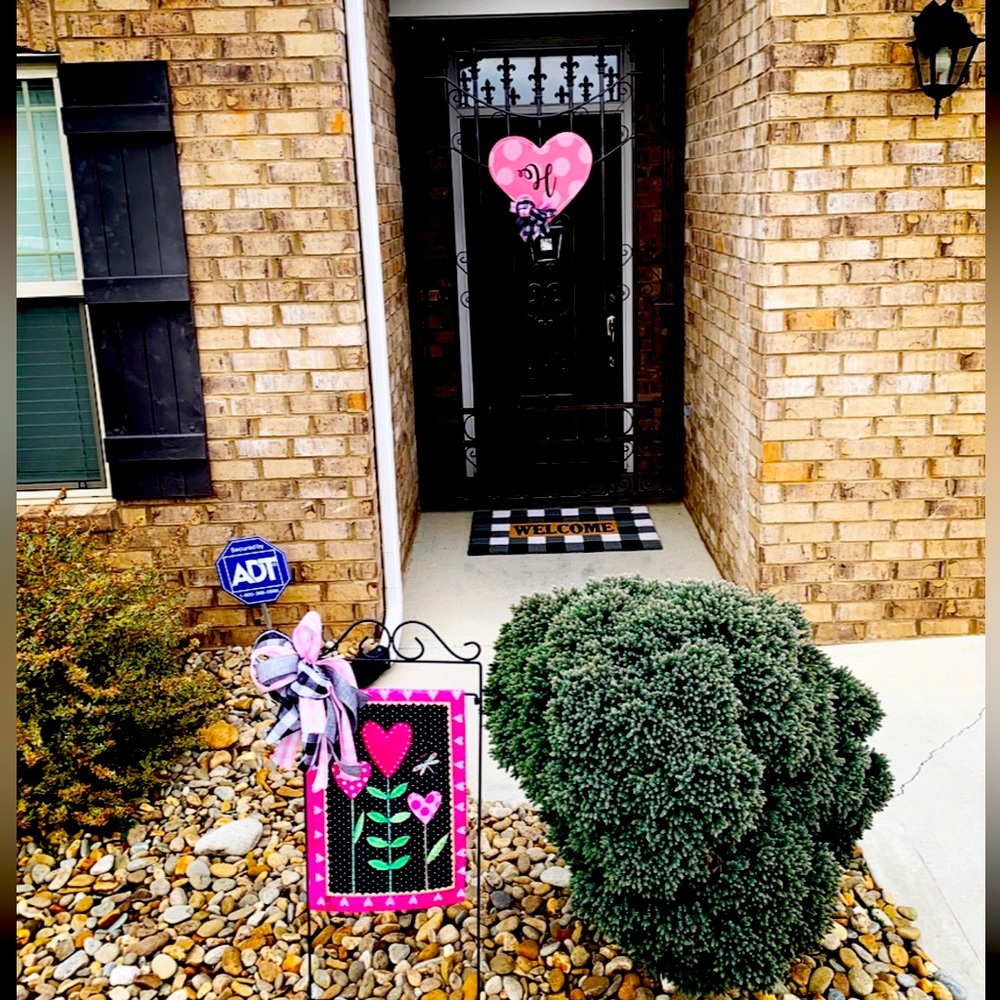 Valentine’s Day door hanger wreath, matching garden flag & extra bow